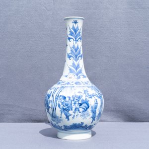 Un vase de forme bouteille en porcelaine de Chine en bleu et blanc, époque Transition — photo 17