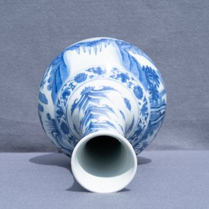 Un vase de forme bouteille en porcelaine de Chine en bleu et blanc, époque Transition — photo 20