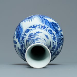 Un vase de forme bouteille en porcelaine de Chine en bleu et blanc, époque Transition — photo 6
