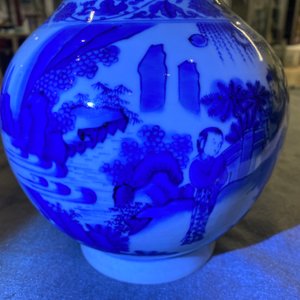 Un vase de forme bouteille en porcelaine de Chine en bleu et blanc, époque Transition — photo 7