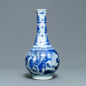 Un vase de forme bouteille en porcelaine de Chine en bleu et blanc, époque Transition — photo 2