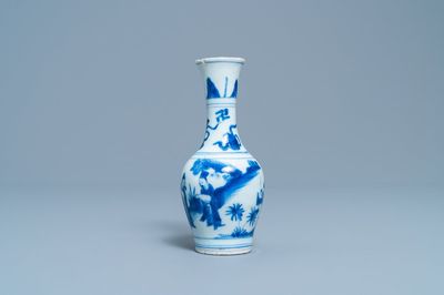 Un vase de forme bouteille en porcelaine de Chine en bleu et blanc, époque Transition