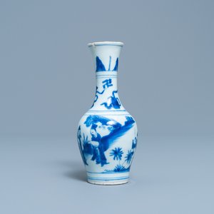 Un vase de forme bouteille en porcelaine de Chine en bleu et blanc, époque Transition — photo 1