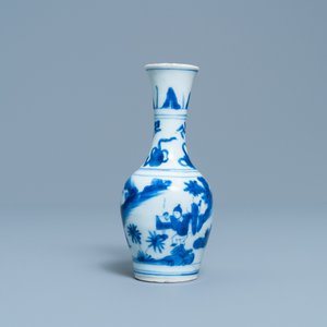 Un vase de forme bouteille en porcelaine de Chine en bleu et blanc, époque Transition — photo 2