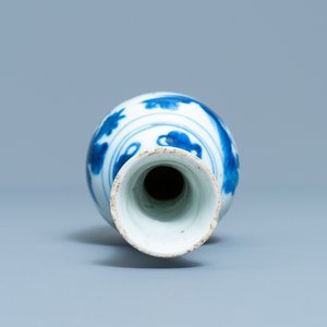Un vase de forme bouteille en porcelaine de Chine en bleu et blanc, époque Transition — photo 5