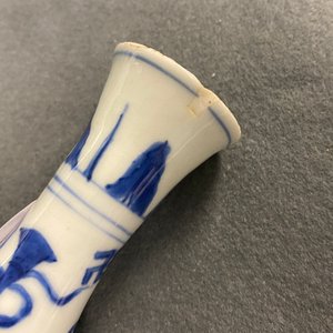 Un vase de forme bouteille en porcelaine de Chine en bleu et blanc, époque Transition — photo 7