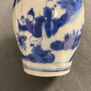 Un vase de forme bouteille en porcelaine de Chine en bleu et blanc, époque Transition — photo 9