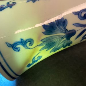 Un vase de forme bouteille en porcelaine de Chine en bleu et blanc, époque Transition — photo 11