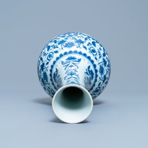 Un vase de forme bouteille en porcelaine de Chine en bleu et blanc, époque Transition — photo 5