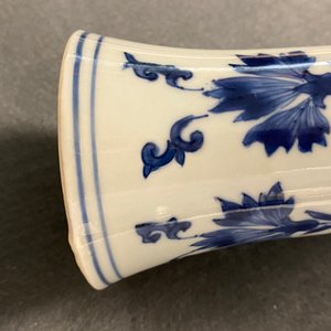 Un vase de forme bouteille en porcelaine de Chine en bleu et blanc, époque Transition — photo 7