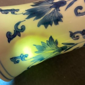Un vase de forme bouteille en porcelaine de Chine en bleu et blanc, époque Transition — photo 9