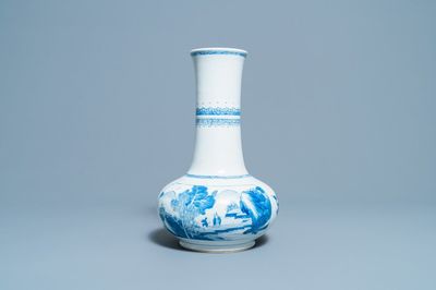 Un vase de forme bouteille en porcelaine de Chine en bleu et blanc, Kangxi