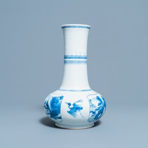 Un vase de forme bouteille en porcelaine de Chine en bleu et blanc, Kangxi — photo 2