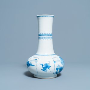 Un vase de forme bouteille en porcelaine de Chine en bleu et blanc, Kangxi — photo 4