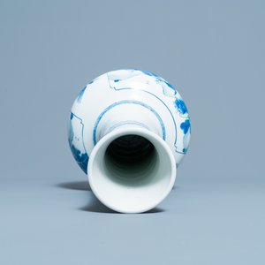 Un vase de forme bouteille en porcelaine de Chine en bleu et blanc, Kangxi — photo 5