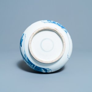 Un vase de forme bouteille en porcelaine de Chine en bleu et blanc, Kangxi — photo 6