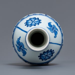 Un vase de forme bouteille en porcelaine de Chine en bleu et blanc, Kangxi — photo 5