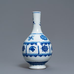 Un vase de forme bouteille en porcelaine de Chine en bleu et blanc, Kangxi — photo 2