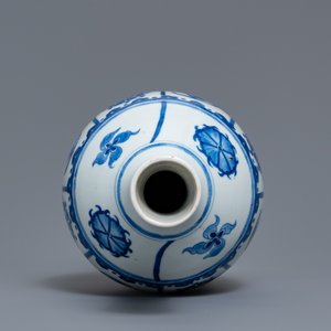 Un vase de forme bouteille en porcelaine de Chine en bleu et blanc, Kangxi — photo 5