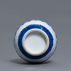 Un vase de forme bouteille en porcelaine de Chine en bleu et blanc, Kangxi — photo 6