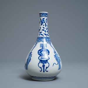 Un vase de forme bouteille en porcelaine de Chine en bleu et blanc, Kangxi — photo 3