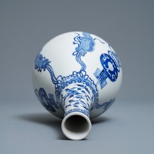 Un vase de forme bouteille en porcelaine de Chine en bleu et blanc, Kangxi — photo 6