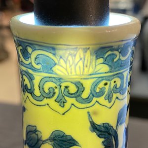 Un vase de forme bouteille en porcelaine de Chine en bleu et blanc, Kangxi — photo 7