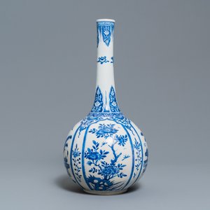 Un vase de forme bouteille en porcelaine de Chine en bleu et blanc, Kangxi — photo 1
