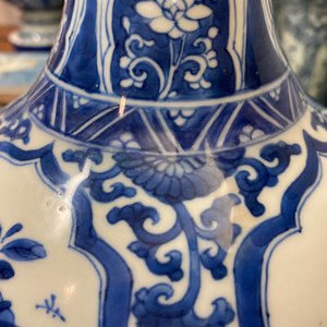 Un vase de forme bouteille en porcelaine de Chine en bleu et blanc, Kangxi — photo 16
