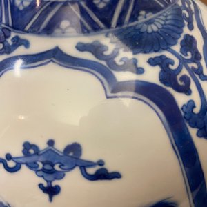 Un vase de forme bouteille en porcelaine de Chine en bleu et blanc, Kangxi — photo 18