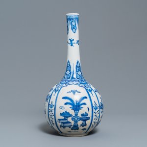 Un vase de forme bouteille en porcelaine de Chine en bleu et blanc, Kangxi — photo 2