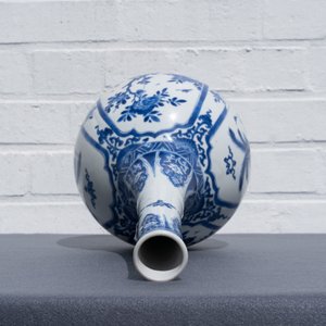 Un vase de forme bouteille en porcelaine de Chine en bleu et blanc, Kangxi — photo 23