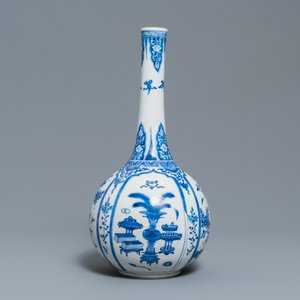 Un vase de forme bouteille en porcelaine de Chine en bleu et blanc, Kangxi — photo 4