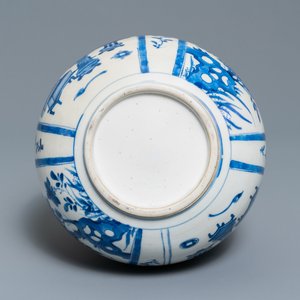 Un vase de forme bouteille en porcelaine de Chine en bleu et blanc, Kangxi — photo 6