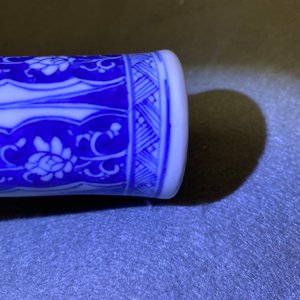Un vase de forme bouteille en porcelaine de Chine en bleu et blanc, Kangxi — photo 7