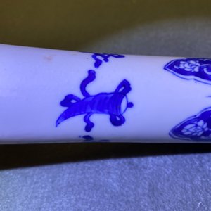 Un vase de forme bouteille en porcelaine de Chine en bleu et blanc, Kangxi — photo 8