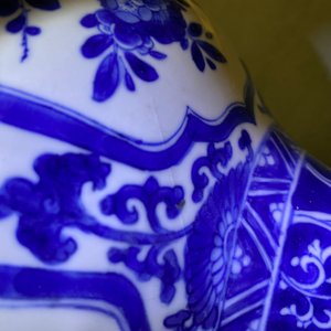 Un vase de forme bouteille en porcelaine de Chine en bleu et blanc, Kangxi — photo 10
