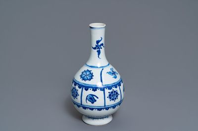 Un vase de forme bouteille en porcelaine de Chine en bleu et blanc, Kangxi