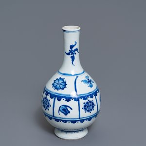 Un vase de forme bouteille en porcelaine de Chine en bleu et blanc, Kangxi — photo 1