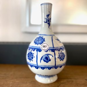 Un vase de forme bouteille en porcelaine de Chine en bleu et blanc, Kangxi — photo 8