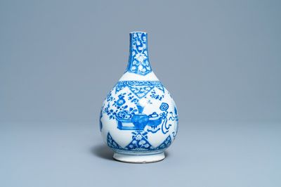 Un vase de forme bouteille en porcelaine de Chine en bleu et blanc, Kangxi