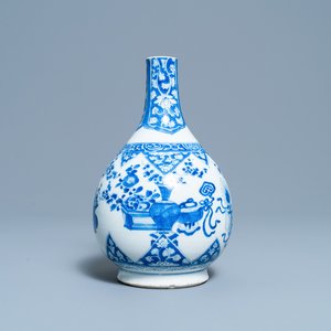 Un vase de forme bouteille en porcelaine de Chine en bleu et blanc, Kangxi — photo 1