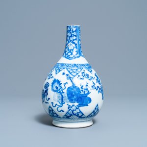 Un vase de forme bouteille en porcelaine de Chine en bleu et blanc, Kangxi — photo 4