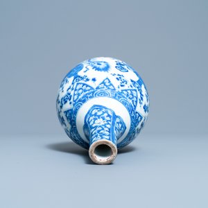 Un vase de forme bouteille en porcelaine de Chine en bleu et blanc, Kangxi — photo 5