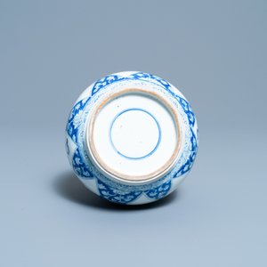 Un vase de forme bouteille en porcelaine de Chine en bleu et blanc, Kangxi — photo 6