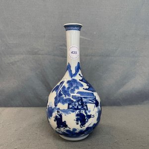 Un vase de forme bouteille en porcelaine de Chine en bleu et blanc, Kangxi — photo 11