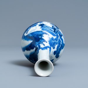 Un vase de forme bouteille en porcelaine de Chine en bleu et blanc, Kangxi — photo 6