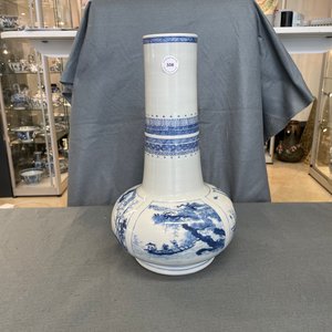 Un vase de forme bouteille en porcelaine de Chine en bleu et blanc, Kangxi — photo 15