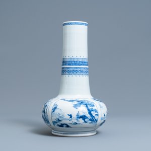 Un vase de forme bouteille en porcelaine de Chine en bleu et blanc, Kangxi — photo 3