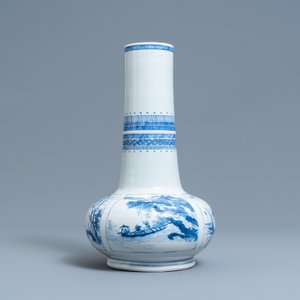 Un vase de forme bouteille en porcelaine de Chine en bleu et blanc, Kangxi — photo 4